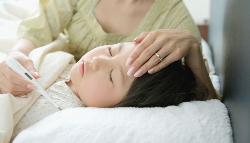 Trẻ bị viêm phổi có kiêng gió không? Cách chăm sóc trẻ bị viêm phổi 2