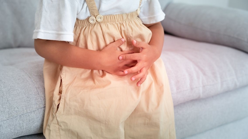 Cha mẹ nên thay sữa tươi bằng loại sữa phù hợp hơn với tình trạng viêm ruột