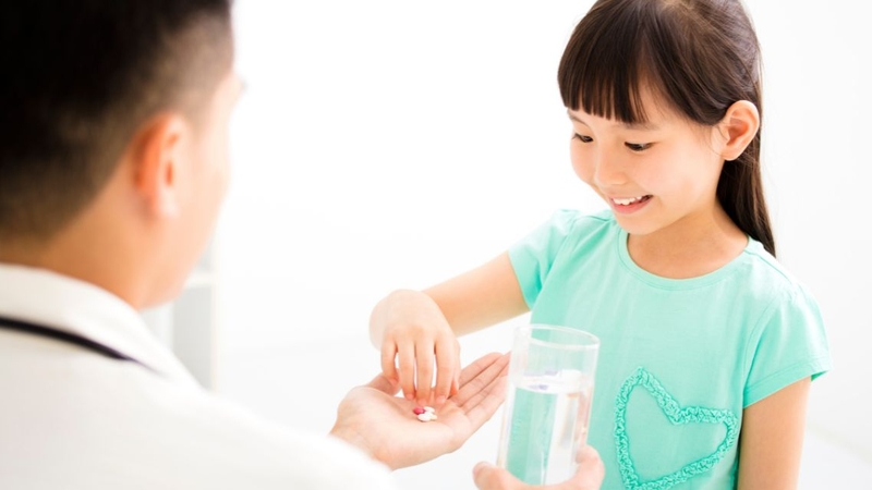 Uống thuốc đúng chỉ định và đủ liều sẽ giúp trẻ nhanh khỏi bệnh
