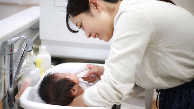 Nhiều bậc cha mẹ vẫn hiểu sai về việc tắm cho trẻ khi vị viêm tiểu phế quản