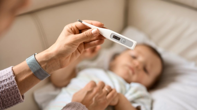 Sau khi tắm, cần lau khô và mặc quần áo thoáng và theo dõi thân nhiệt cho trẻ