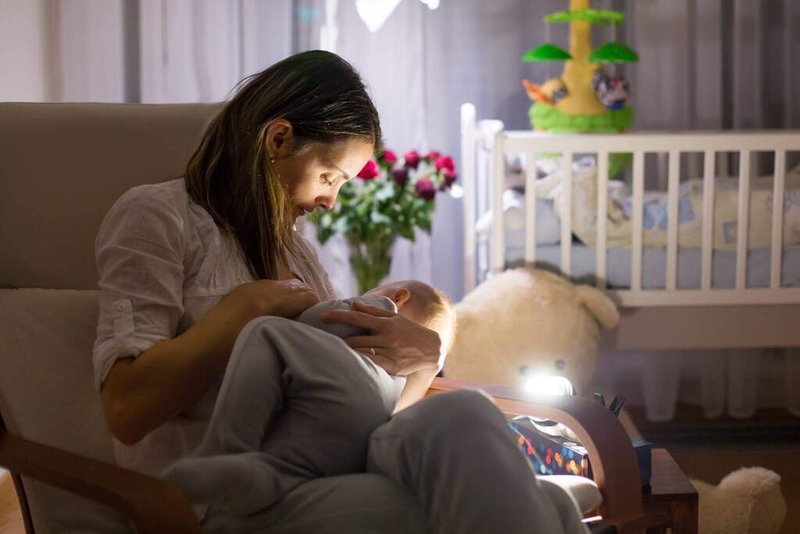 Trẻ bú bình bao nhiêu là đủ? Cách tăng lượng sữa cho bé bú bình 3