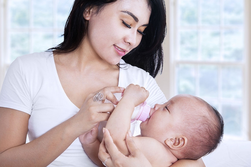 Trẻ bú bình bao nhiêu là đủ? Cách tăng lượng sữa cho bé bú bình 4