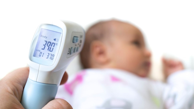 Nhiều cha mẹ thắc mắc trẻ cắt thắng lưỡi bị có bị sốt không và khi nào cần đưa trẻ đi khám?