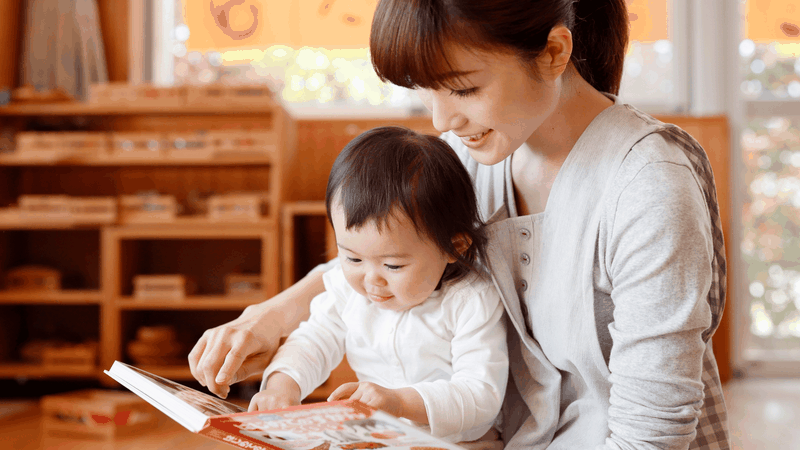 Tăng cường giao tiếp hằng ngày với trẻ để hỗ trợ cải thiện tình trạng chậm nói