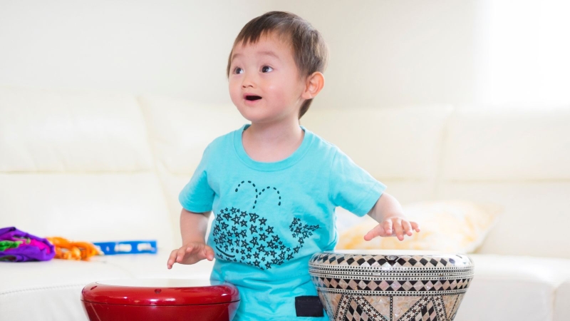 Phát ra những âm thanh lặp đi lặp lại