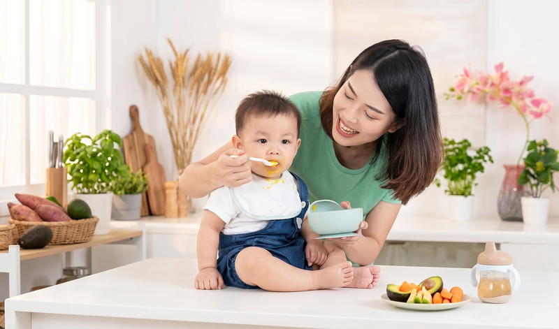 Cha mẹ có thể bổ sung cho bé chất xơ hòa tan giúp hệ tiêu hóa của bé hoạt động trơn tru