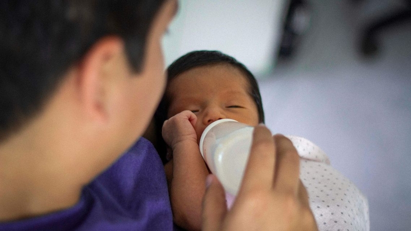 Trẻ chỉ bú khi ngủ phải làm sao? Tìm hiểu nguyên nhân và cách xử lý 1