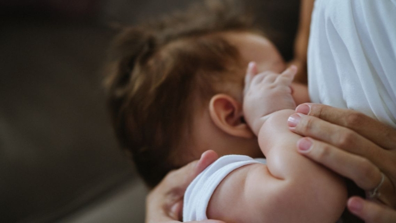 Trẻ chỉ bú khi ngủ phải làm sao? Tìm hiểu nguyên nhân và cách xử lý 2