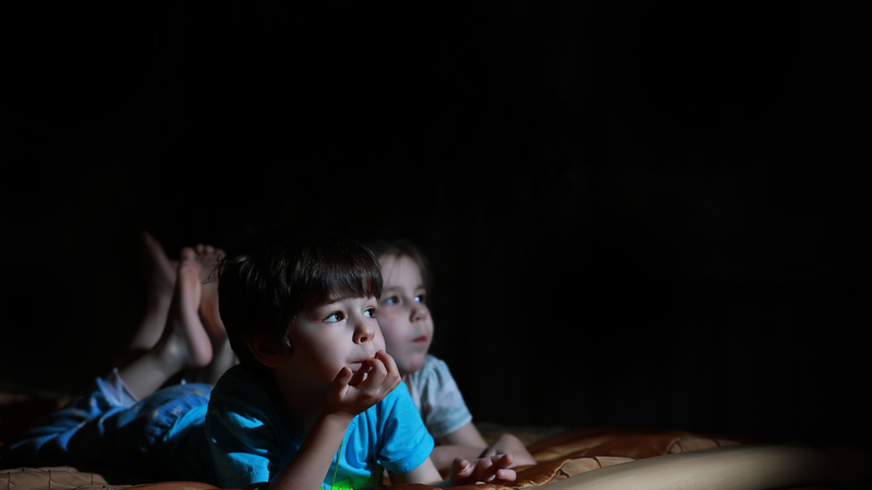 Trẻ chớp mắt liên tục khi xem tivi: Nguyên nhân và cách xử lý 4