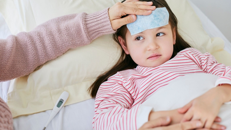 Vì sao trẻ đang uống kháng sinh mà vẫn sốt?