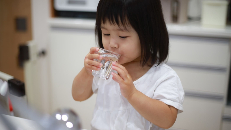 Cho trẻ uống đủ nước, có thể bổ sung nước lọc, nước trái cây hoặc dung dịch điện giải để phòng mất nước