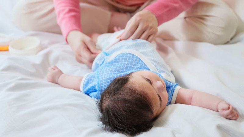 Trẻ đau vùng kín kèm có mùi hôi có sao không?