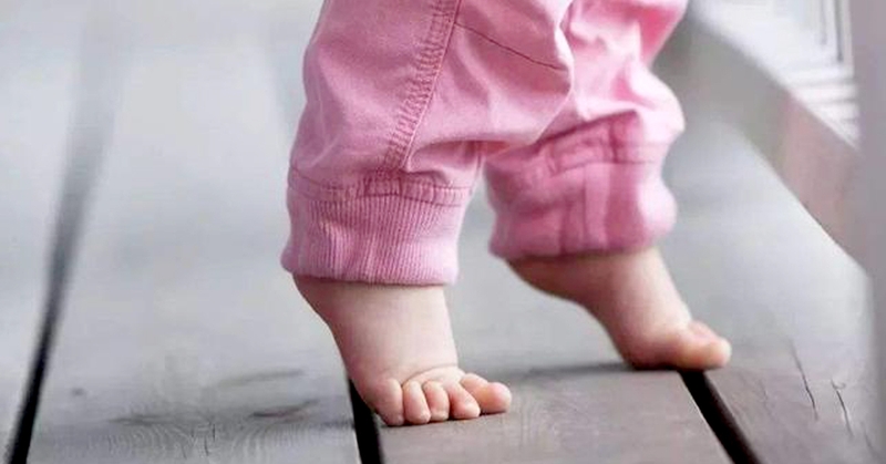 Trẻ đi nhón chân là bình thường hay không? Trẻ đi nhón chân có cần can thiệp không? 1