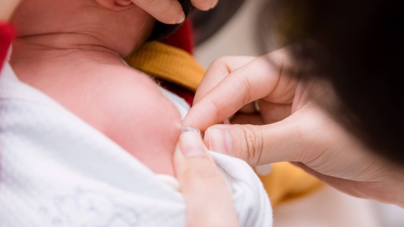 tre-di-tiem-ve-quay-khoc-phai-lam-sao 3