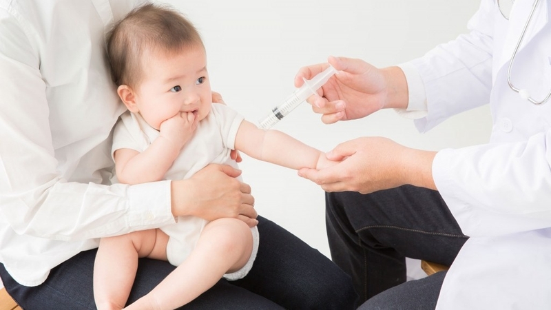 Trẻ đi tướt mọc răng có tiêm phòng được không? Lời khuyên cho cha mẹ 2