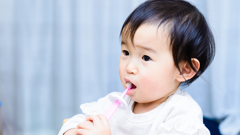 Vệ sinh răng miệng không đúng cách có thể làm tăng nguy cơ sâu răng sữa, viêm nướu, mất răng sữa sớm