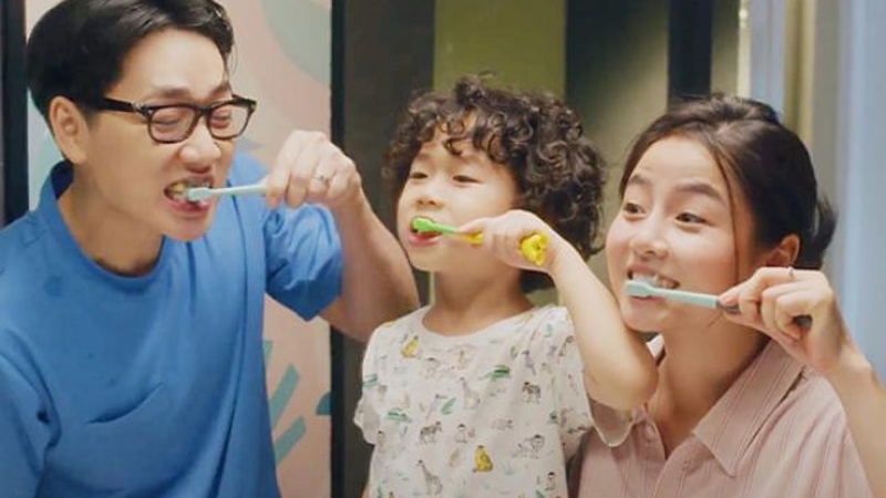 Kem đánh răng người lớn có chứa các hoá chất không tốt cho răng, trẻ em không nên dùng