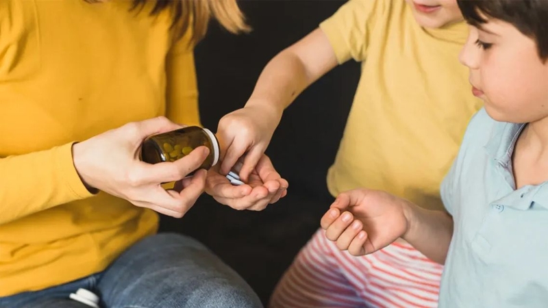 Nhiều cha mẹ chưa biết trẻ em nên uống canxi vào lúc nào trong ngày