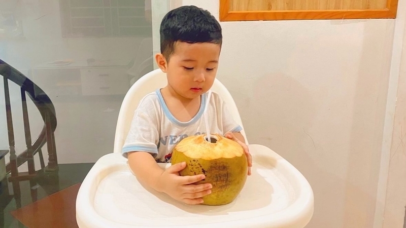 Trẻ em uống nước dừa hằng ngày có tốt không?