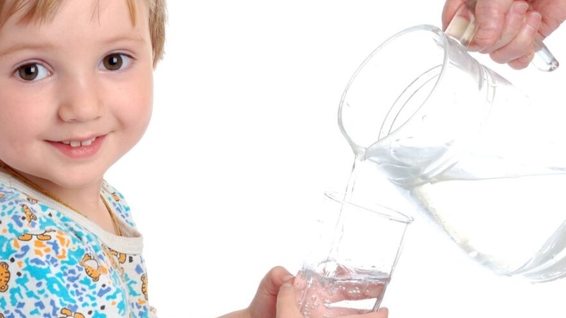 Trẻ em uống nước nhiều có sao không 2
