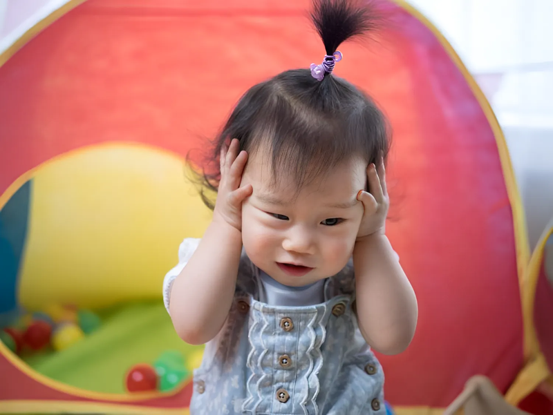 Trẻ hay gồng mình nghiến răng là do đâu? 1