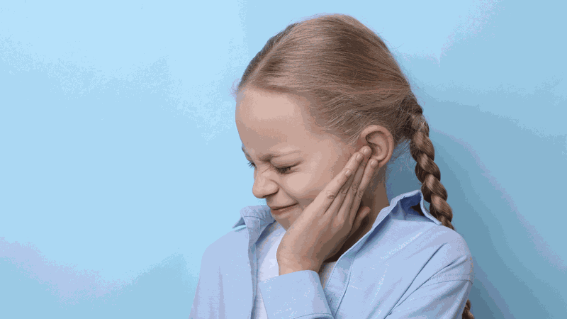 Trẻ kêu đau tai phải làm sao? Những điều bố mẹ cần lưu ý 1