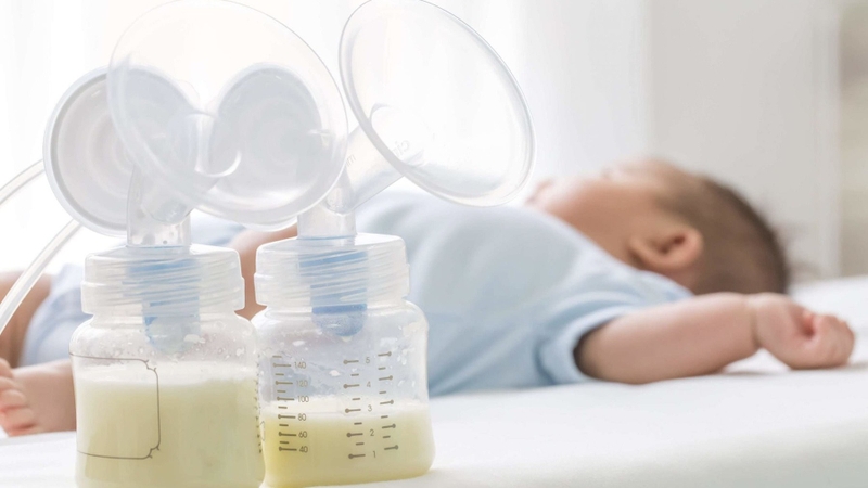 tre-khong-dung-nap-duong-lactose-trong-sua-me-dau-hieu-va-bien-phap-cai-thien 2