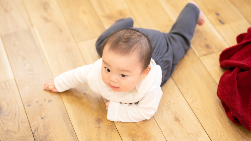 Bé thích bò khắp nơi để khám phá môi trường xung quanh