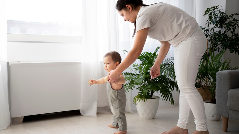 Cha mẹ có thể khuyến khích con bằng cách làm mẫu động tác