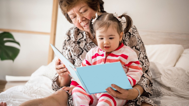 Đọc sách cho bé nghe là một trong những phương pháp hỗ trợ phát triển ngôn ngữ hiệu quả ở trẻ nhỏ