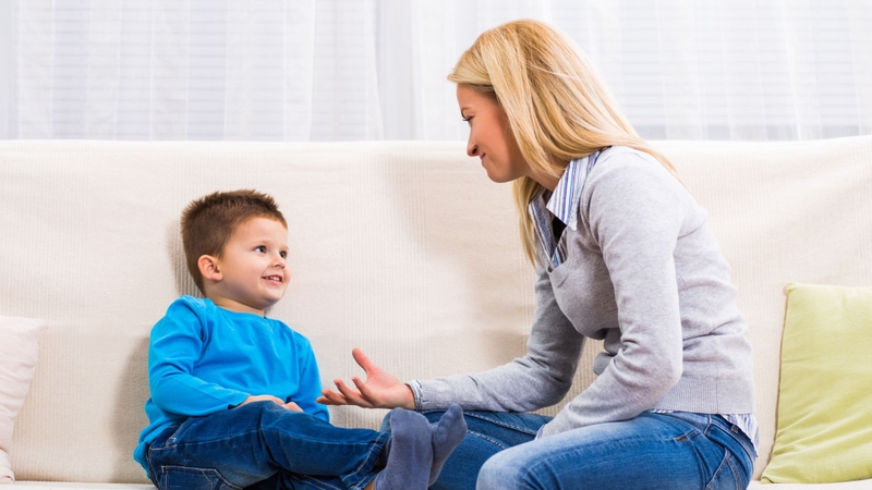 Cha mẹ nên thường xuyên trò chuyện, mô tả hoạt động hằng ngày và khuyến khích trẻ phản hồi bằng lời nói