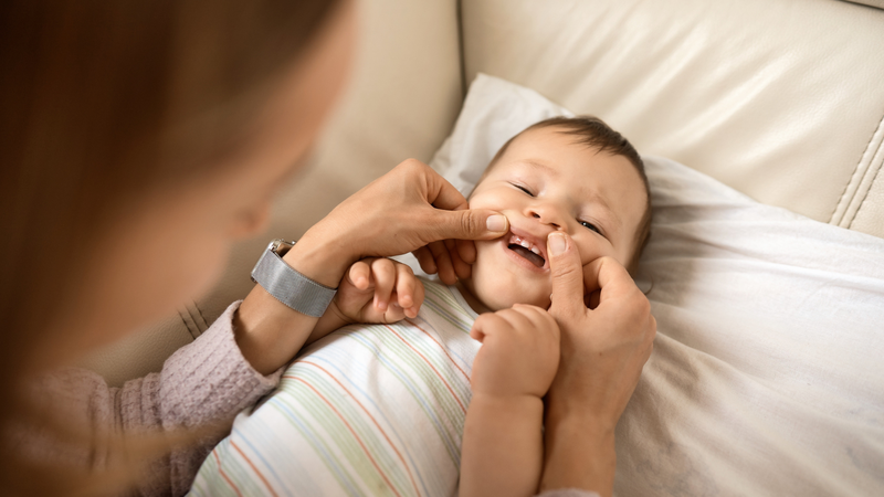 Trẻ mọc răng nanh trước răng cửa có thể do yếu tố cơ địa