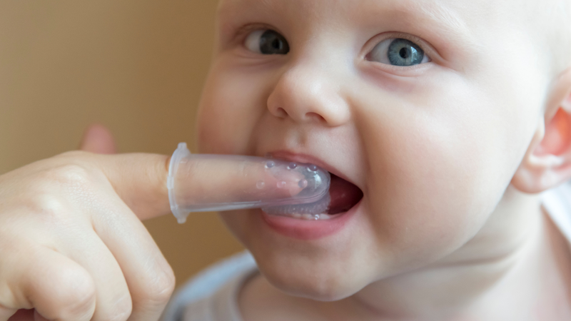 Chăm sóc răng miệng mỗi ngày kể cả khi bé chưa mọc đủ răng