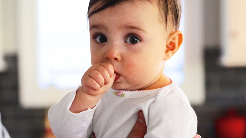 Có nhiều lý do khiến trẻ mút tay không chịu bú