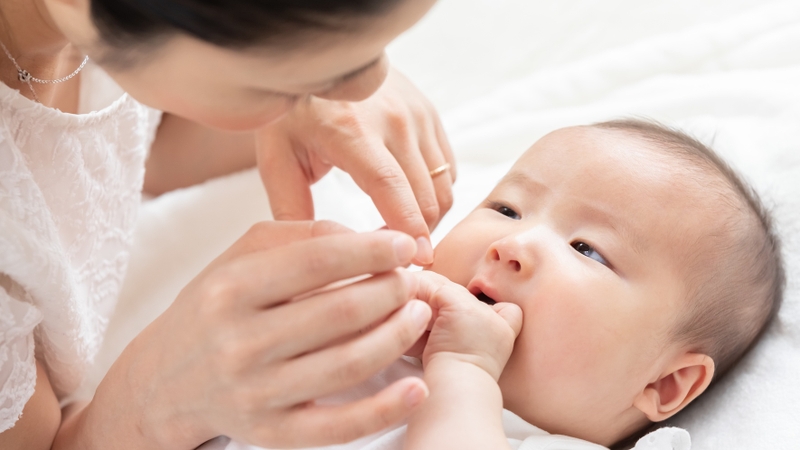 Khi trẻ mút tay và bỏ bú, sức khỏe của con có thể bị ảnh hưởng nếu kéo dài