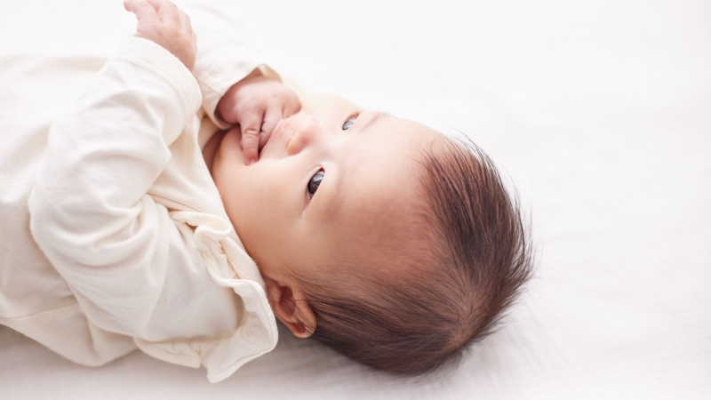 Trẻ mút tay do đau nướu khi mọc răng, hãy giúp con làm dịu