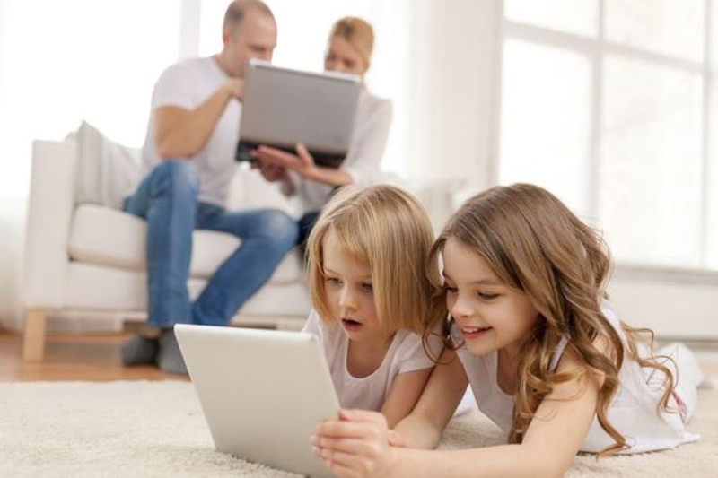 tre-nghien-dien-thoai-nguy-hiem-nhu-the-nao 2.jpg