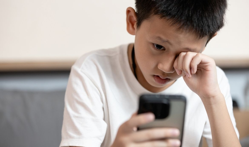 tre-nghien-dien-thoai-nguy-hiem-nhu-the-nao 4.jpg