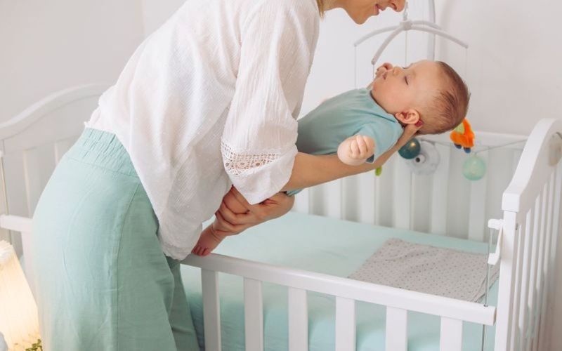 Trẻ ngủ hay giật mình là do đâu? Có cách nào khắc phục không? 1