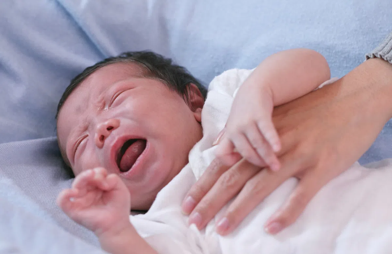 Trẻ ngủ hay giật mình là do đâu? Có cách nào khắc phục không? 2