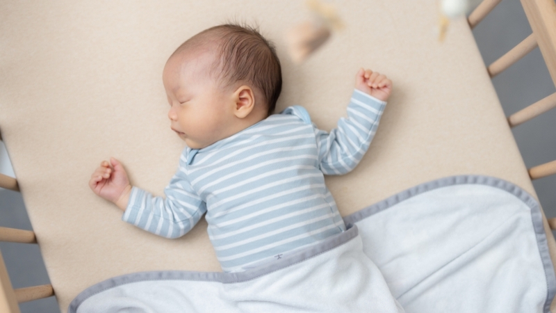 Chuẩn bị môi trường ngủ yên tĩnh, ánh sáng dịu và nhiệt độ ổn định giúp trẻ ngủ sâu hơn