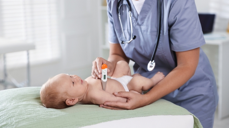 Trẻ cần đi khám khi ngủ kém, khóc đêm kéo dài hoặc kèm dấu hiệu bất thường về sức khỏe