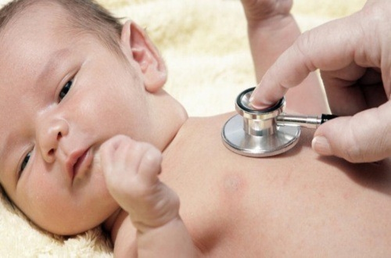 Phải làm gì khi trẻ sơ sinh trớ ra cặn sữa? 3