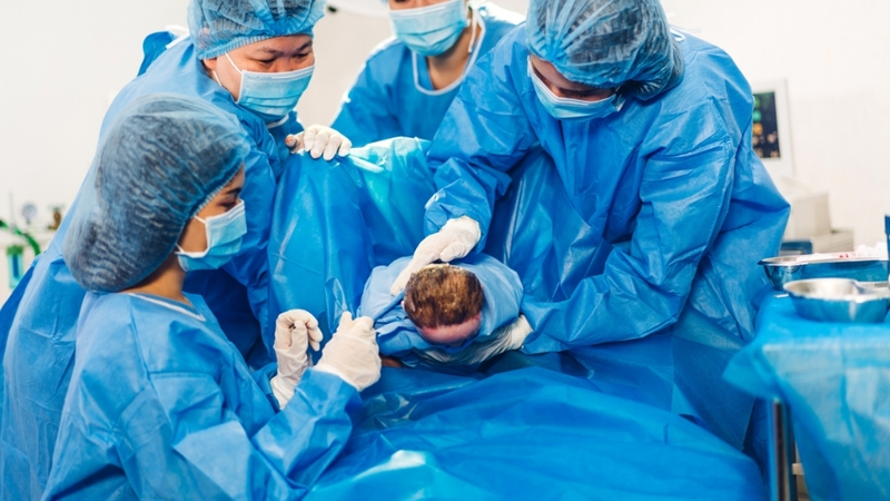 Trẻ sinh mổ có miễn dịch yếu hơn do hệ vi sinh hình thành chậm và bú sữa mẹ muộn