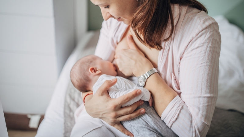 Bú mẹ sớm và ít nhất 6 tháng giúp tăng cường miễn dịch và hệ vi sinh cho trẻ sinh mổ