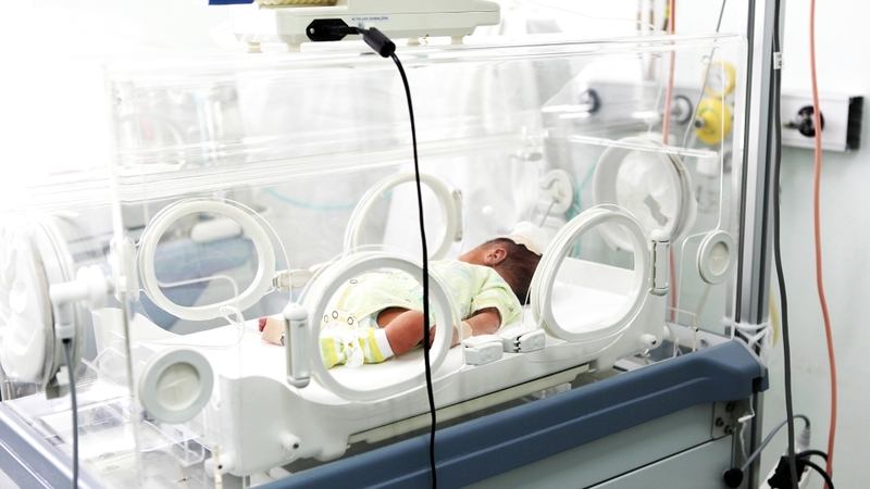 Một số trẻ sinh non 34 tuần cần được chăm sóc trong lồng ấp ngay sau khi chào đời