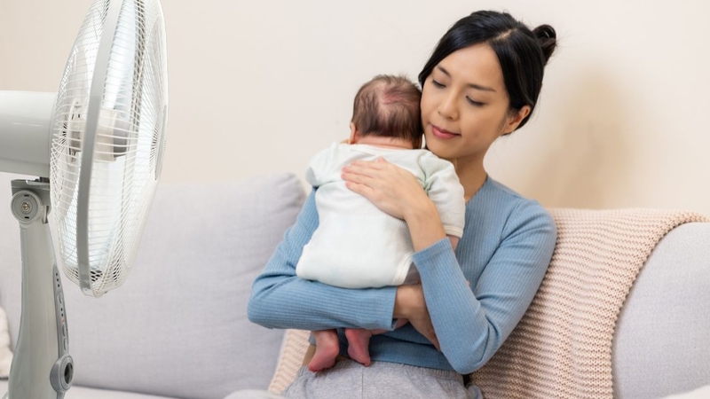 Trẻ sơ sinh 1 tháng tuổi nằm quạt được không? Hướng dẫn nằm quạt đúng cách 2