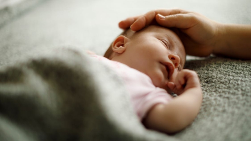 Trẻ sơ sinh 1 tháng tuổi nằm quạt được không? Hướng dẫn nằm quạt đúng cách 3