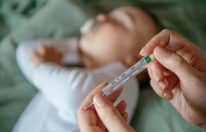 Trẻ sơ sinh 1 tháng tuổi sốt 37.5 độ có sao không? Cần làm gì để hạ sốt cho trẻ 1